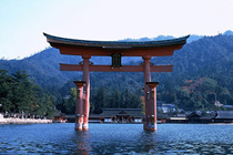 210px-Itsukushima-Shrine-m_102131