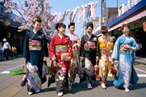 210-girls-in-kimono-walking-m_151079-1-blocks