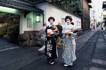 210px-Geiko-in-Furumachi,-Niigata-m_141056-no-logo