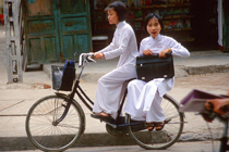 210px-DAD-Danang---girls-in-formal-ao-dai-traditional-dress_b