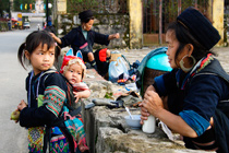 210px-black_dao_mother_and_children_in_sapa_town2