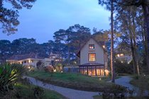 210px-Ana-Mandara-Villas-Dalat-1---Chateau-Exterior-Evening